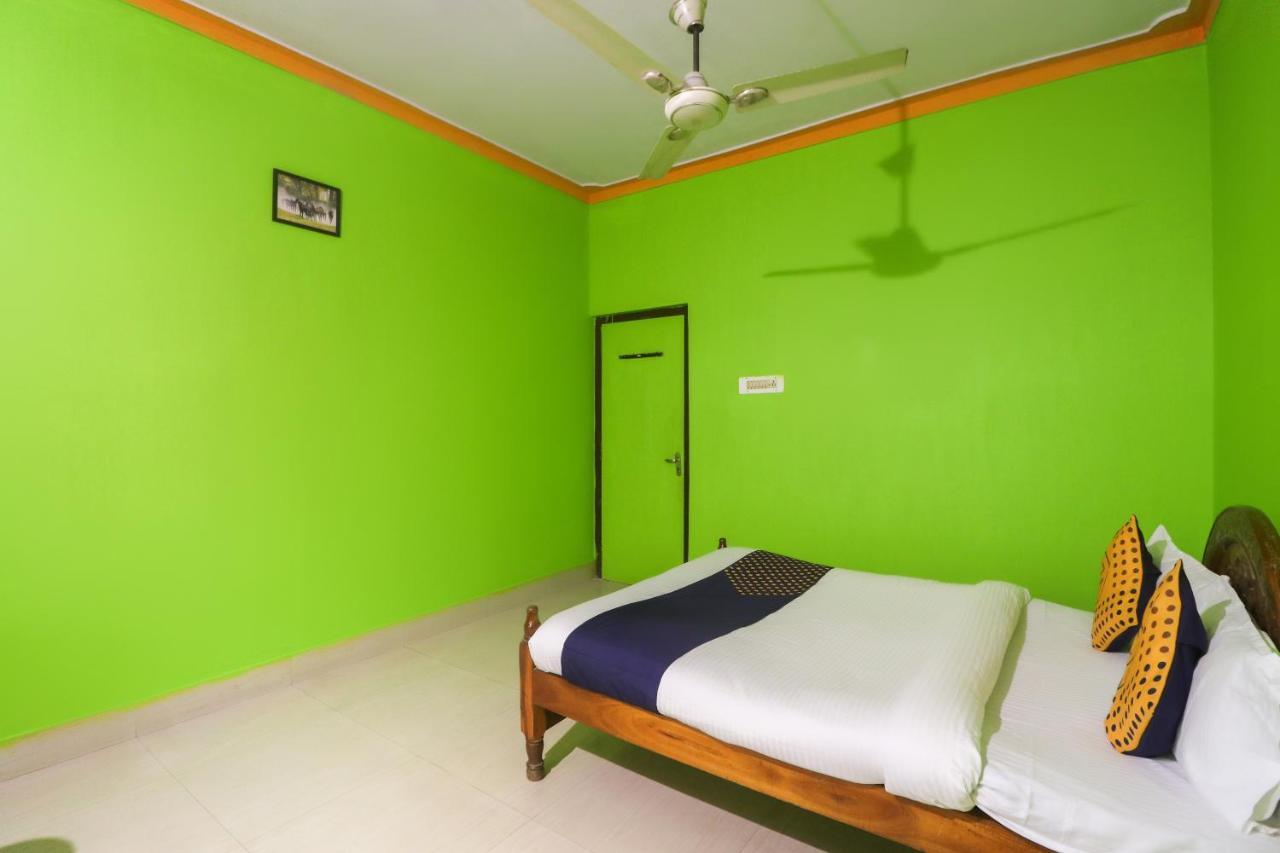 SPOT ON 65043 Hotel Kalinga Palace Kendrapara Bagian luar foto